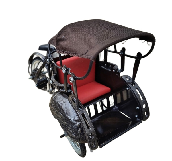 Becak, Miniatur einer indonesischen Transport Rikscha. hier von schräg hinten fotografiert